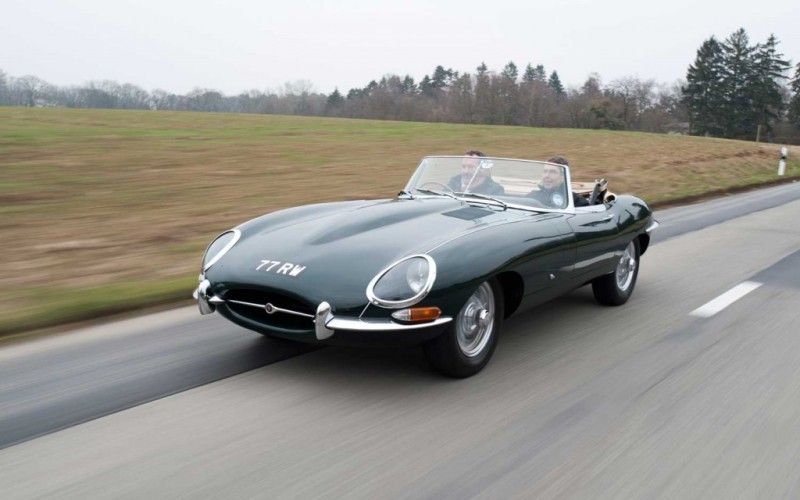 1961-Jaguar-E-Type-convertible-front-sid