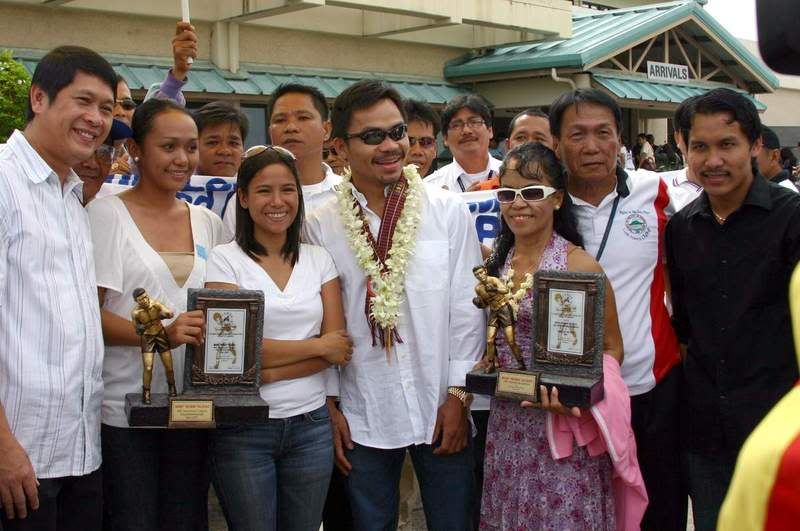 Pacquiao & city officials at airport