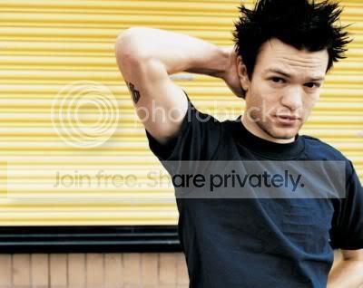 https://i82.photobucket.com/albums/j260/the_hi/deryck201.jpg